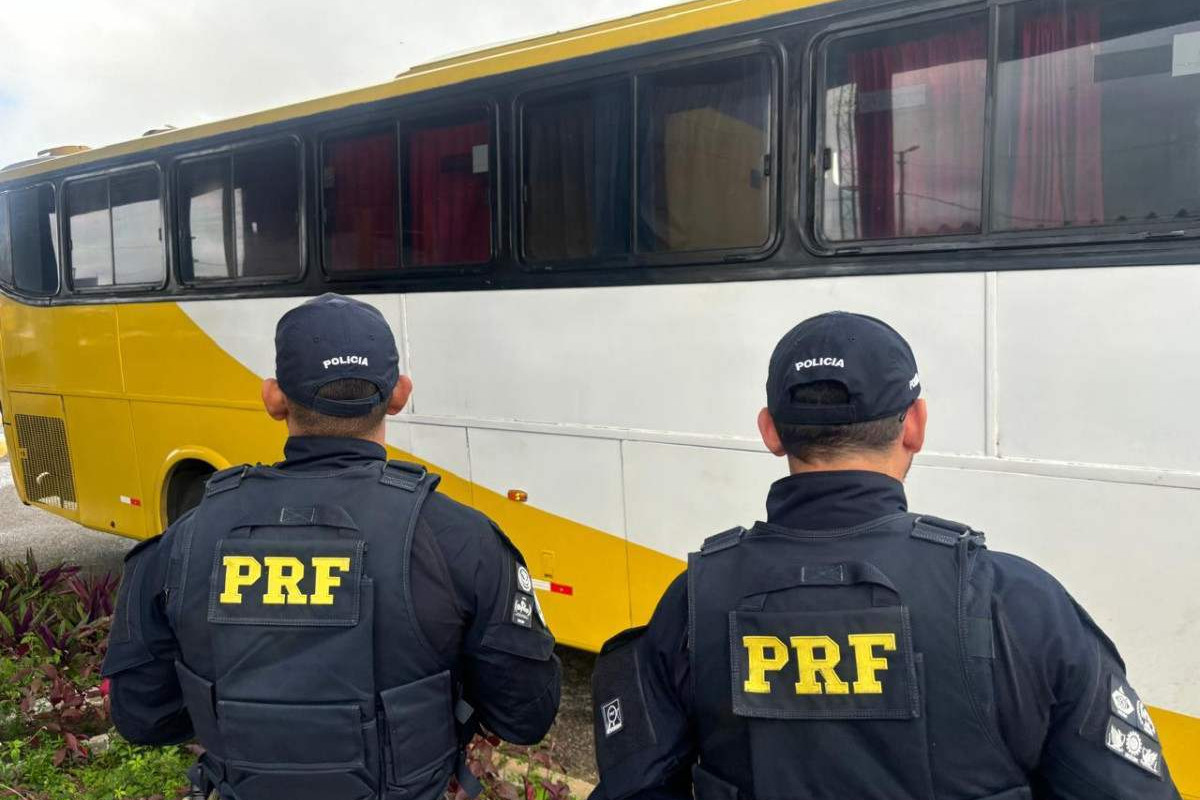 Agentes da PRF identificam ônibus transportando passageiros de forma irregular em Caruaru (Foto: PRF/Divulgação)