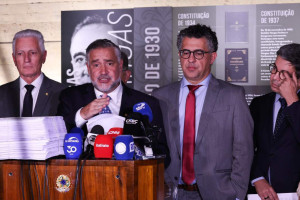 Deputado Paulo Pimenta durante coletiva a imprensa para falar sobre relat&oacute;rio paralelo dos governistas.