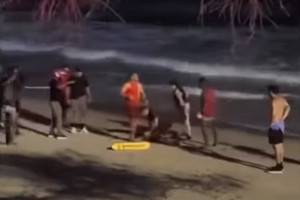 Socorristas tentam reanimar adolescente afogada em Boa Viagem