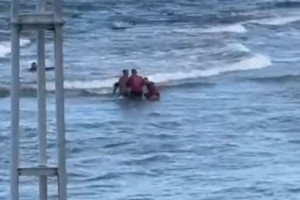 Guarda-vidas dos Bombeiros resgatam homem no mar de Boa Viagem