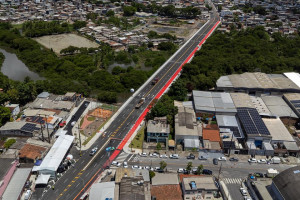 Ponte J&uacute;lia Santiago liga os bairros de Areias e Imbiribeira 
