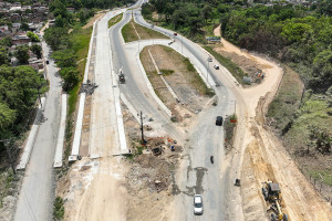 Explos&atilde;o para remo&ccedil;&atilde;o de rochas faz parte das obras de drenagem do Ramal da Arena
