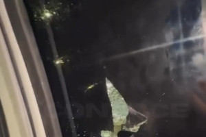 Carro onde estavam secret&aacute;ria da Mulher e motorista ficou marcado por tiros no Cabo