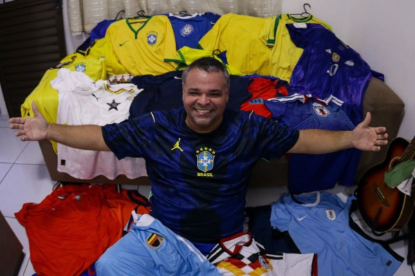João Felipe, colecionador de camisas da Seleção Brasileira (Rafael Vieira / DP Foto)
