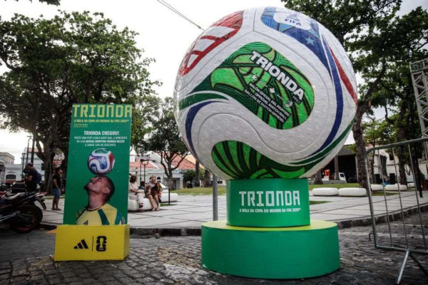 Bola oficial da Copa do Mundo no Recife  (Marina Torres / DP Foto)