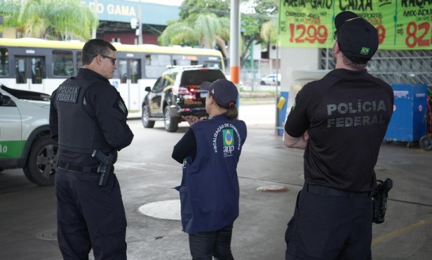Policiais federais fiscalizam postos de combustíveis nesta sexta (27) /Polícia Federal/Divulgação