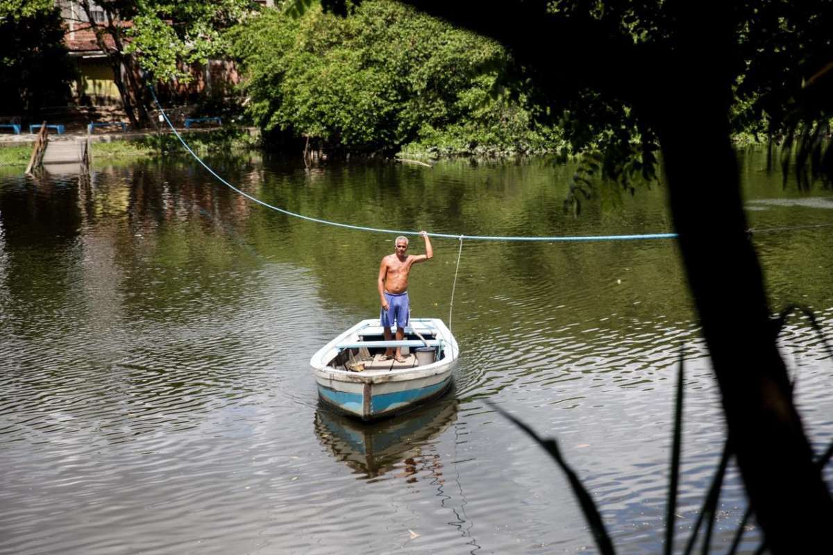 Sem remos, barqueiro faz travessia com a ajuda de uma vara e de uma corda (Marina Torres/DP Foto)