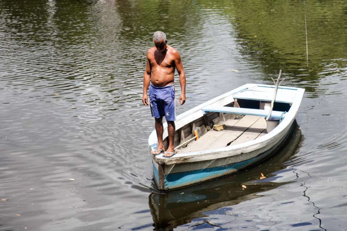 Sem remos, barqueiro faz travessia com a ajuda de uma vara e de uma corda (Marina Torres/DP Foto)