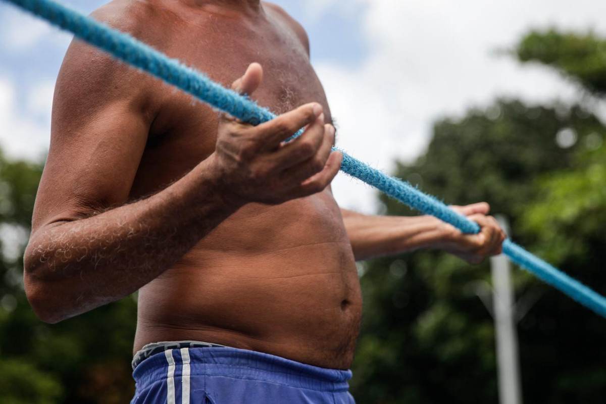 Barqueiro "Pai" herdou ofício desempenhado por sua família há 100 anos (Marina Torres/DP Foto)