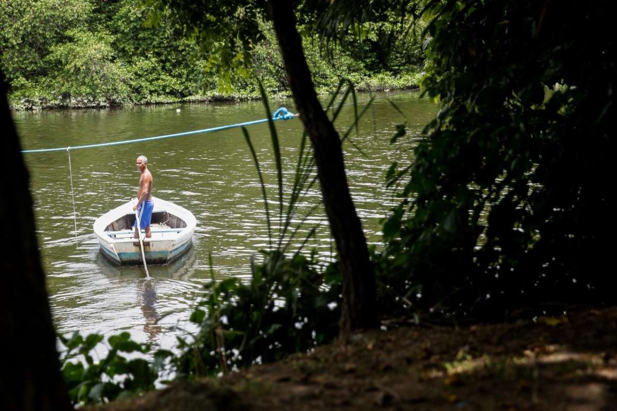 Barqueiro "Pai" herdou ofício desempenhado por sua família há 100 anos (Marina Torres/DP Foto)