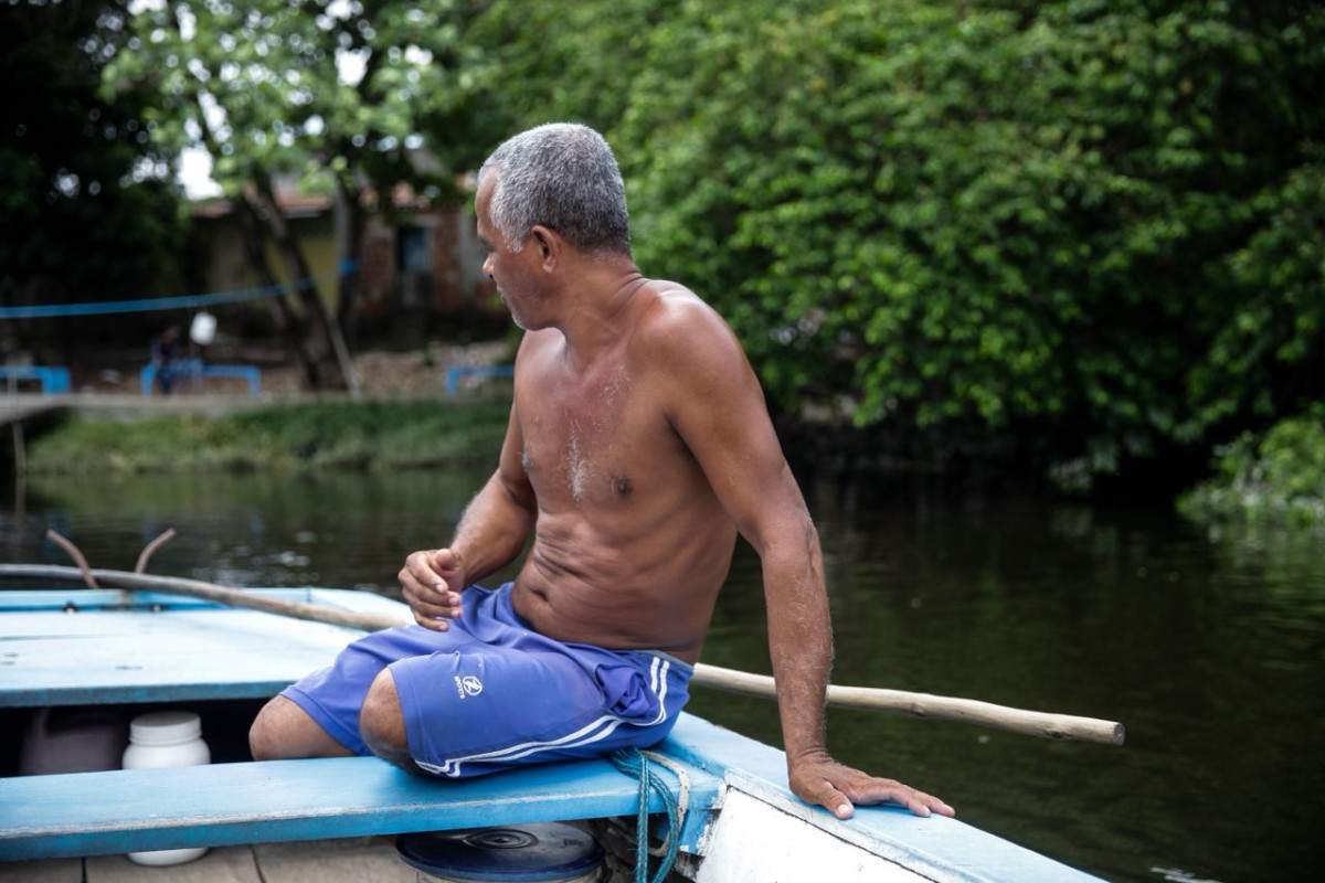 Barqueiro "Pai" herdou ofício desempenhado por sua família há 100 anos (Marina Torres/DP Foto)