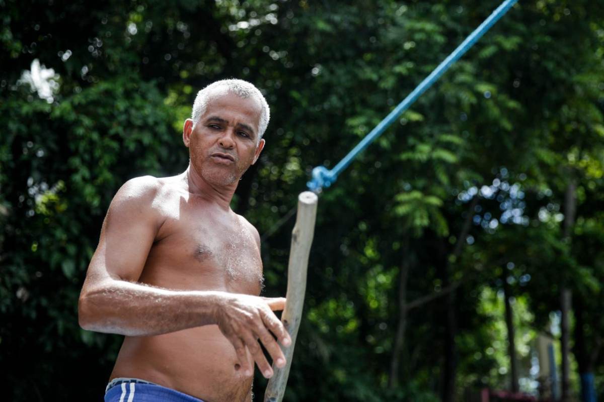 Barqueiro "Pai" herdou ofício desempenhado por sua família há 100 anos (Marina Torres/DP Foto)