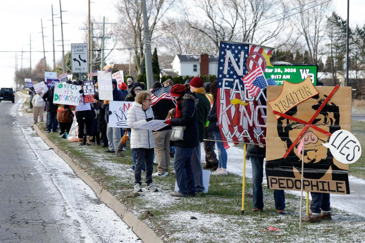 Manifestantes participam do dia nacional de protesto em West Bloomfield, Michigan, nos Estados Unidos/JEFF KOWALSKY/AFP
