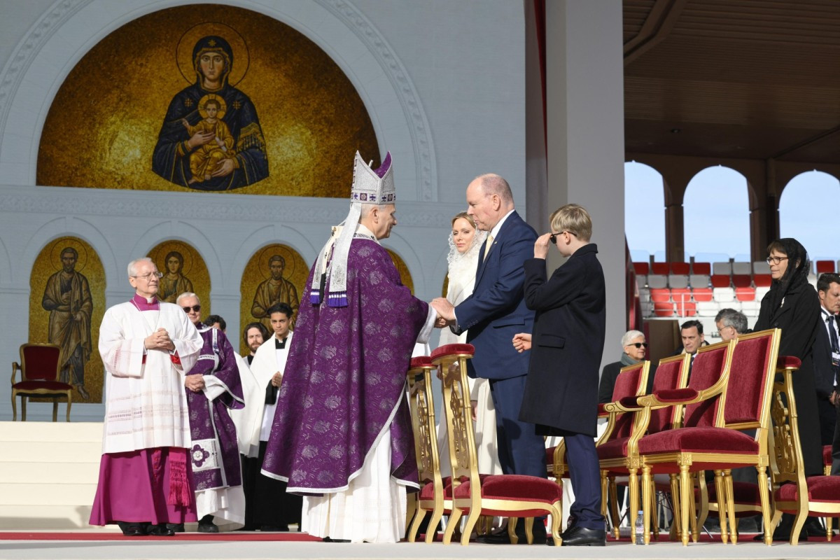 Leão 14 foi recebido pelo príncipe Albert II e por sua esposa, Charlène, no heliporto de Mônaco/AFP PHOTO/VATICAN MEDIA