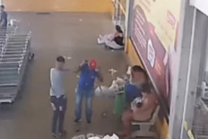 Momento da execu&ccedil;&atilde;o do taxista Andr&eacute; Jos&eacute; do Nascimento em supermercado