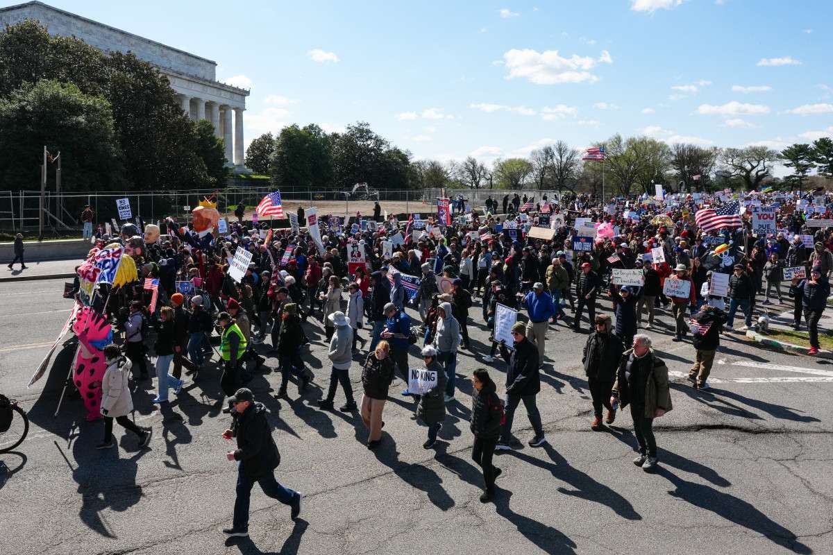 Milhões de americanos foram às ruas neste sábado (28) para protestar contra Donald Trump/Foto: Aaron Schwartz / AFP