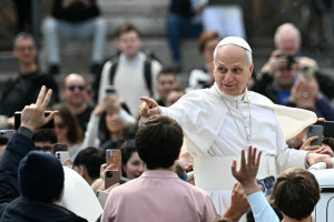 Papa faz alerta contra a guerra no Domingo de Ramos