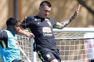 Zagueiro Roger Iba&ntilde;ez em treino da sele&ccedil;&atilde;o brasileira