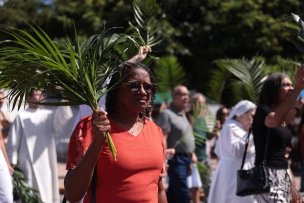 Fiéis do Recife e Olinda iniciaram celebração da Semana Santa com missas de Domingo de Ramos (Sandy James/DP Foto)