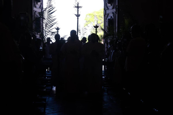 Fiéis do Recife e Olinda iniciaram celebração da Semana Santa com missas de Domingo de Ramos (Sandy James/DP Foto)