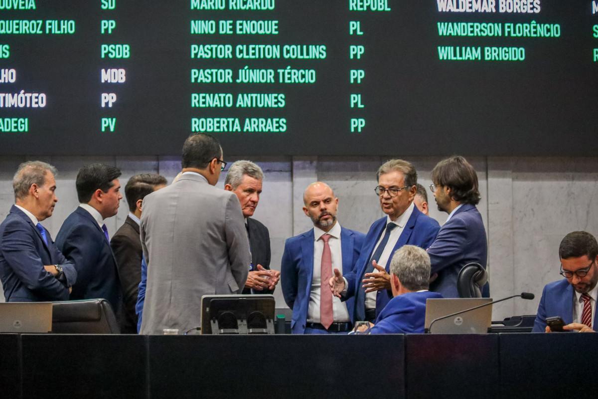 Base e oposição entram em desacordo de ata da Sessão que aprovou 20% de remanejamento na LOA na CFOT/Foto: Jarbas Araújo / Alepe