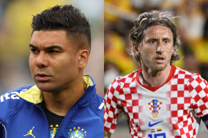 Companheiros de Real Madrid por muito tempo, Casemiro e Modric fazem duelo no meio de campo. 