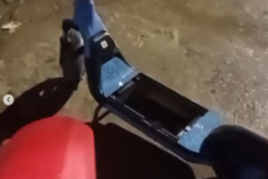 Patinete el&eacute;trico largado na rua e sem a bateria