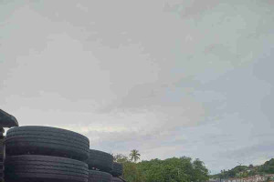 Carreta carregada de  min&eacute;rio tomba em curva de ala da BR-101 em Paulista e motorista fica ferido 