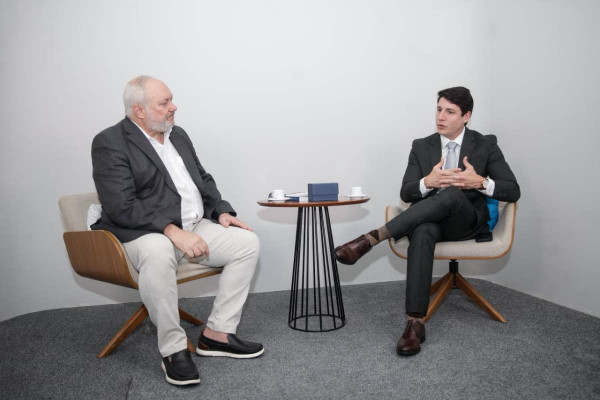 Presidente do Diario de Pernambuco recebe o advogado tributarista e presidente da Faculdade Brasileira de Tributação, Brivaldo Gonçalves Neto (Foto: Marina Torres/DP Foto)