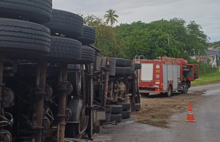 Carreta tombou em alça da BR-101, em Paulista /PRF