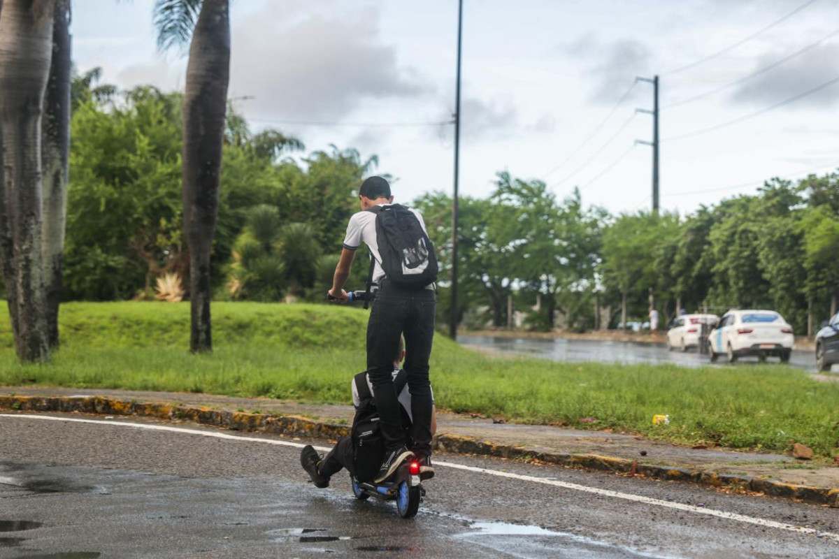 Adolescentes flagrados utilizando patinetes de forma inadequada no Recife/Foto: Crysli Viana/DP Foto