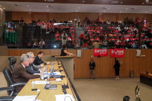 Professores na Alepe durante sess&atilde;o nesta ter&ccedil;a-feira (31)