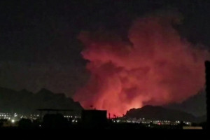 Fuma&ccedil;a densa sobe enquanto explos&otilde;es sacodem Isfahan, no Ir&atilde;