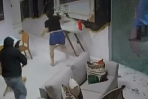 Mulher de 33 anos &eacute; assassinada a tiros em condom&iacute;nio de luxo em Gravat&aacute;, no Agreste