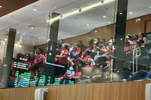 Os professores estavam nas galerias da Alepe e protestaram contra a demora para a vota&ccedil;&atilde;o