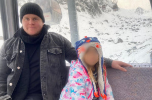 O empres&aacute;rio Korbinian acompanhado da crian&ccedil;a de 6 anos.