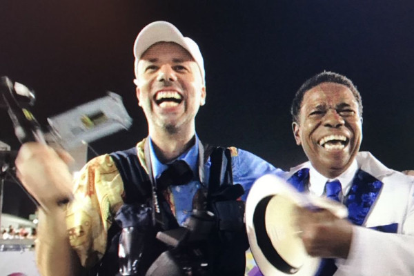 Oscar Rodrigues Alves festejando ao lado de Paulinho da Costa na Sapucaí