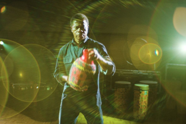 Paulinho da Costa recebe a merecida aclamação do público com 