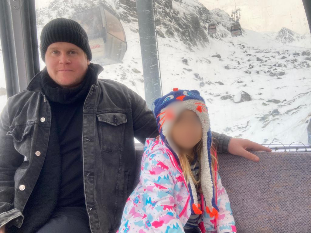 O empresário Korbinian acompanhado da criança de 6 anos./Foto: Reprodução