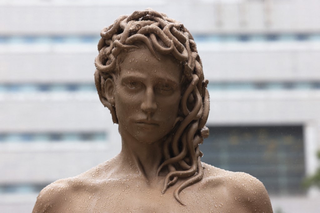 Estátua da Medusa instalada em Nova York inverte as tradicionais representações da górgona e a coloca segurando a cabeça de Perseu./Michael M. Santiago / GETTY IMAGES NORTH AMERICA / Getty Images via AFP