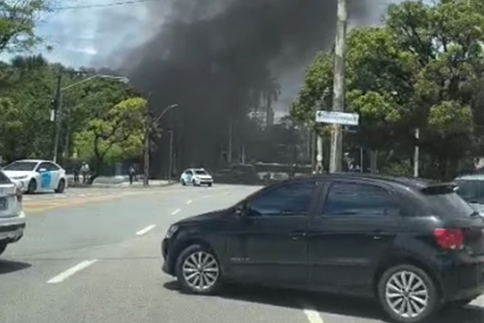 Pneus foram queimados em protesto dos servidores municipais no centro do Recife/REPRODUÇÃO/VÍDEO