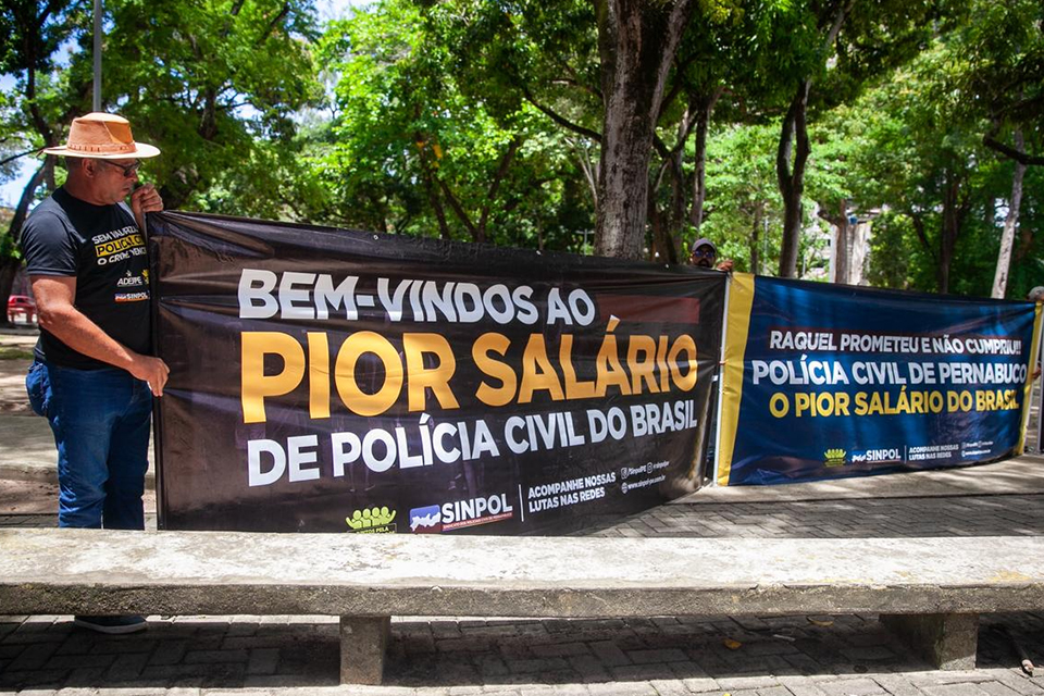 Policiais civil realizaram protesto na entrega da requalificação da Delegacia da Mulher de Santo Amaro/KAROL RODRIGUES/DP