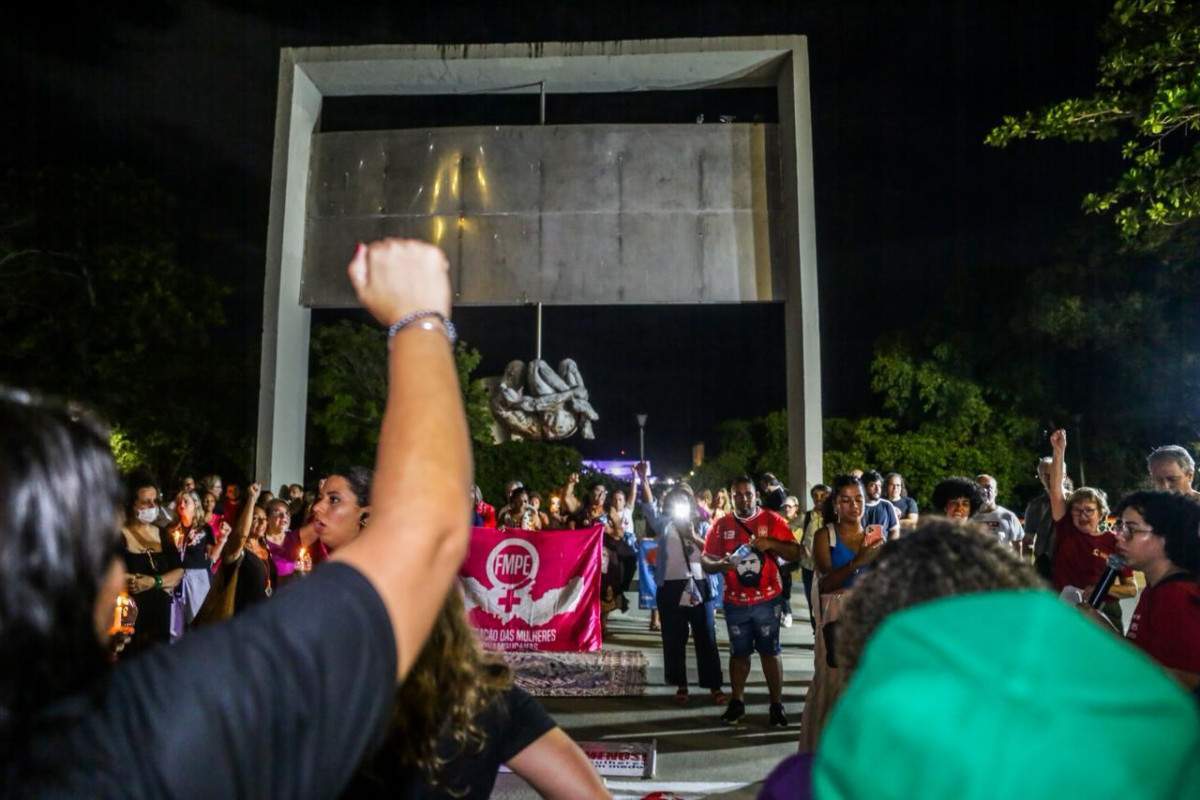 Manifestantes fazem vigília contra feminicídio no Recife/Foto: Crysli Viana/DP Foto