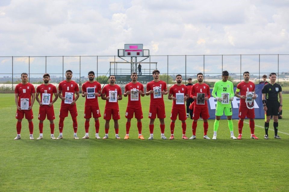 Seleção do Irã prestando homenagem antes de amistoso contra a Costa Rica/ADEM ALTAN / AFP