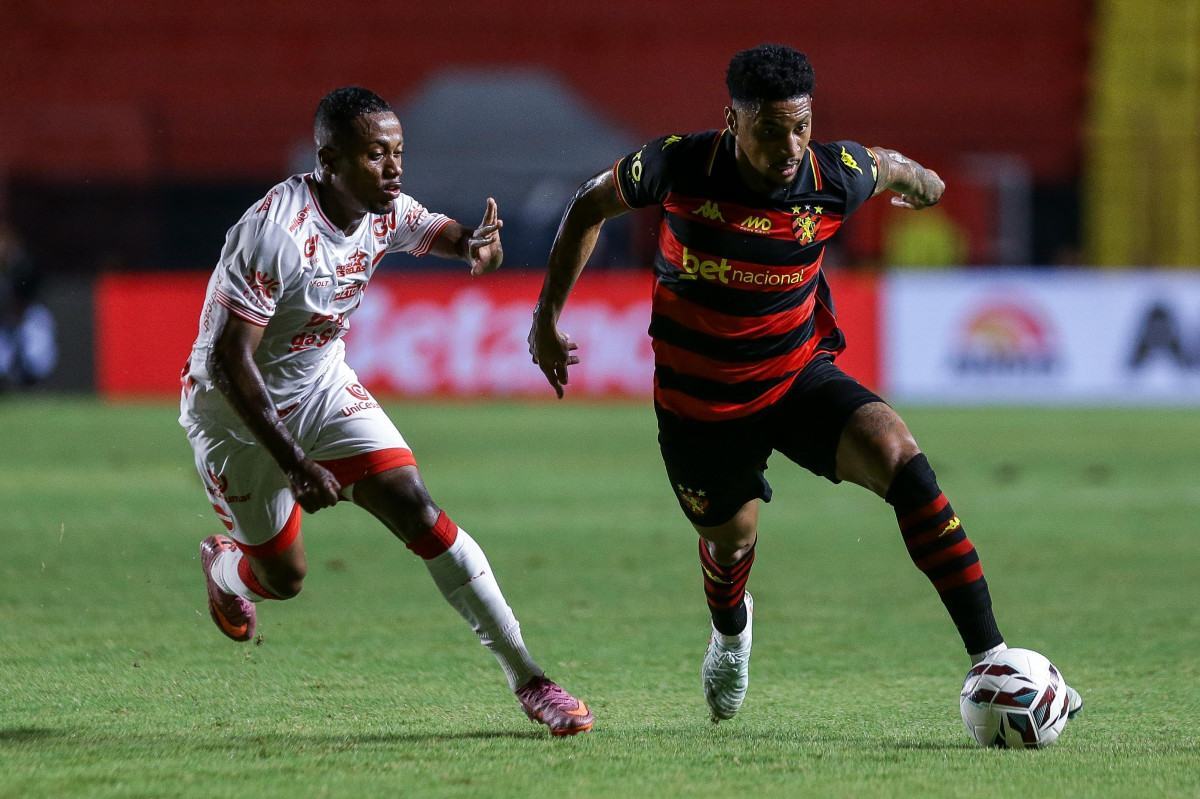 Lateral-esquerdo Felipinho em ação pelo Sport/Rafael Vieira/DP Foto