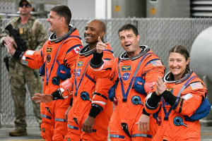 O astronauta da Ag&ecirc;ncia Espacial Canadense (CSA), Jeremy Hansen, especialista da miss&atilde;o Artemis II, os astronautas da NASA Victor Glover, piloto da Artemis II, Reid Wiseman, comandante da Artemis II, e Christina Koch, especialista da miss&atilde;o Artemis II, caminham antes de se dirigirem &agrave; plataforma de lan&ccedil;amento para embarcar no foguete Space Launch System (SLS) para a miss&atilde;o lunar tripulada Artemis II no Centro Espacial Kennedy