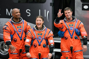Os astronautas da NASA Victor Glover, piloto da Artemis II, Christina Koch, especialista da miss&atilde;o Artemis II, e Reid Wiseman, comandante da Artemis II, caminham antes de embarcar em um &ocirc;nibus rumo &agrave; plataforma de lan&ccedil;amento para embarcar no foguete Space Launch System (SLS) da miss&atilde;o lunar tripulada Artemis II no Centro Espacial Kennedy