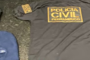 Camisetas falsas da Pol&iacute;cia Civil e toucas foram apreendidas com suspeito 
