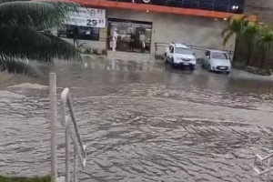 Rua em Olinda ficou alagada 