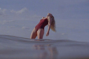 Imogen Poots vive protagonista em narrativa fragmentada que mistura estrutura tradicional com experimentalismo